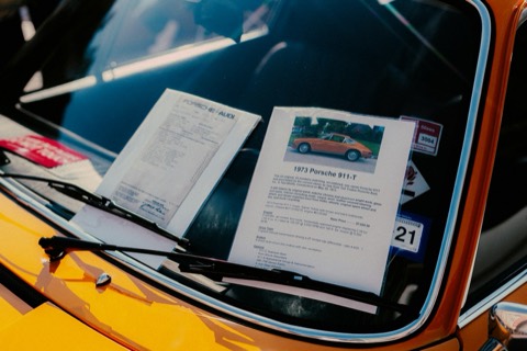 Documentación de venta de un coche sobre el parabrisas