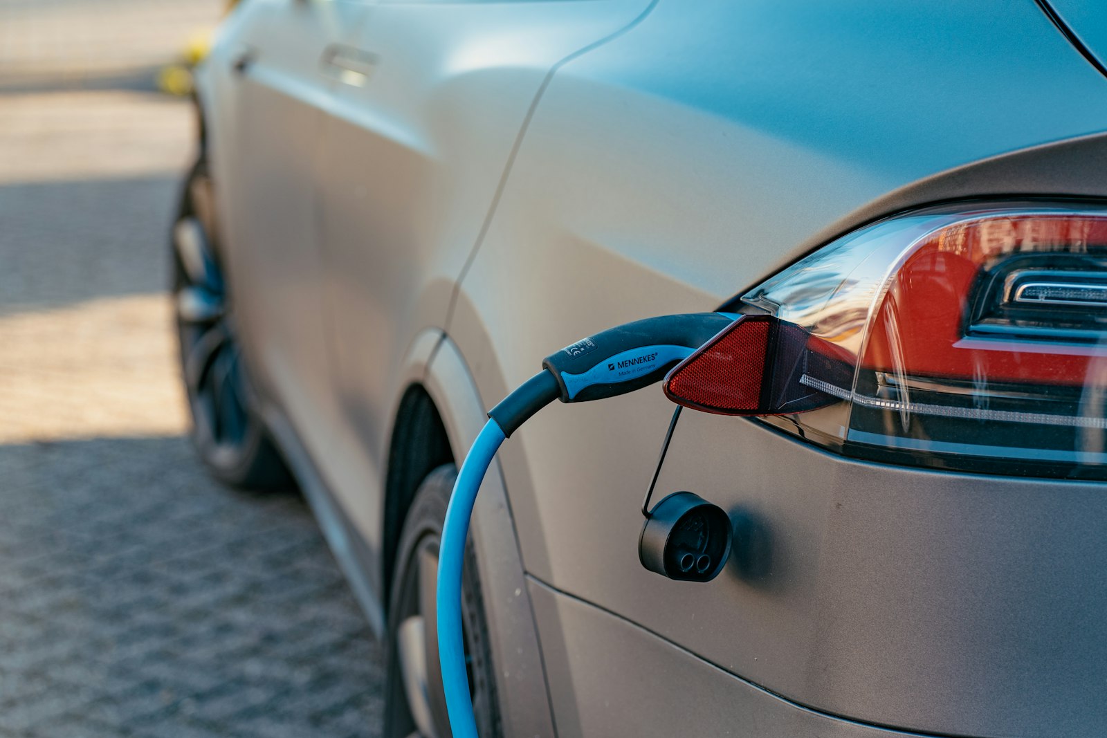 Coche eléctrico compacto rojo circulando por la carretera