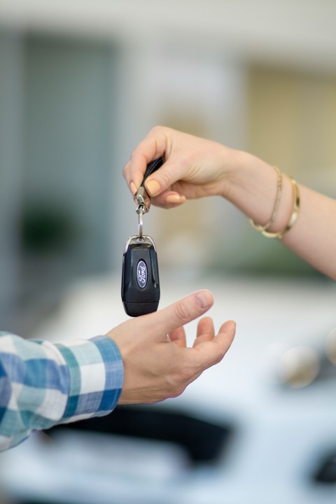 Entrega de la llave de un coche de una mano a otra