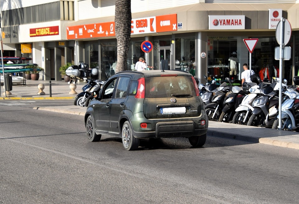 Fiat Panda Hybrid verde oscuro de tres cuartos traseros en una calle