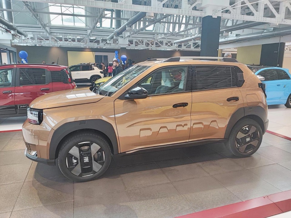 Fiat Grande Panda naranja en una sala de exposición, visto de tres cuartos delantero
