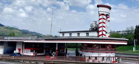 Gasolinera Avia de Olaberria, en Gipuzkoa, con su torre de rayas rojas y blancas