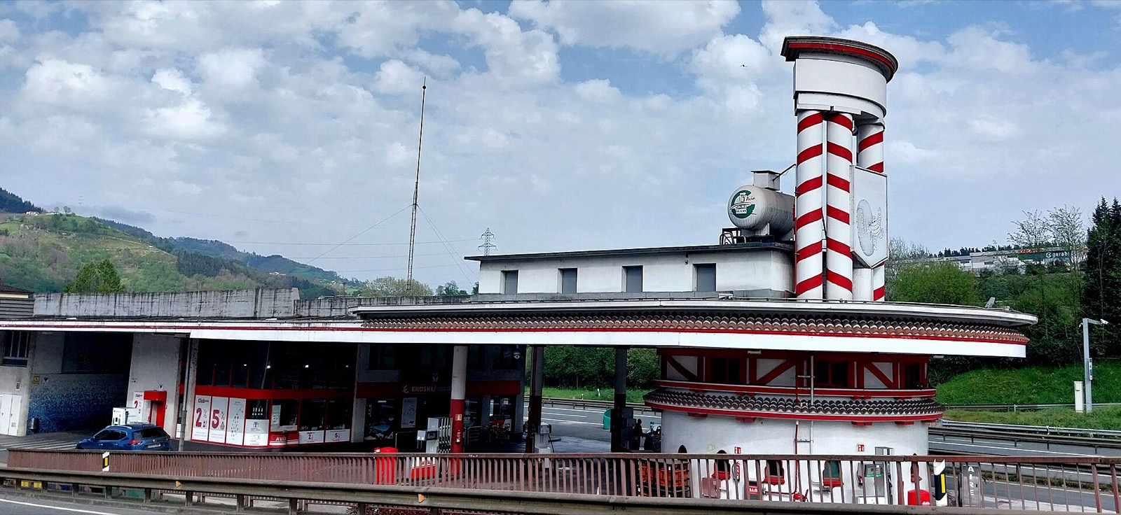 Gasolinera Avia de Olaberria, en Gipuzkoa, con su torre de rayas rojas y blancas