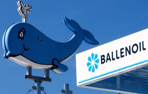 Ballena azul, mascota de Ballenoil, sobre el rótulo de una de sus gasolineras en Vitoria