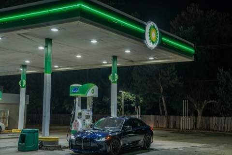 Marquesina iluminada de una gasolinera de noche