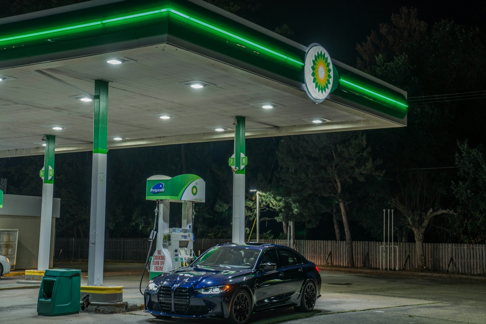 Marquesina iluminada de una gasolinera de noche