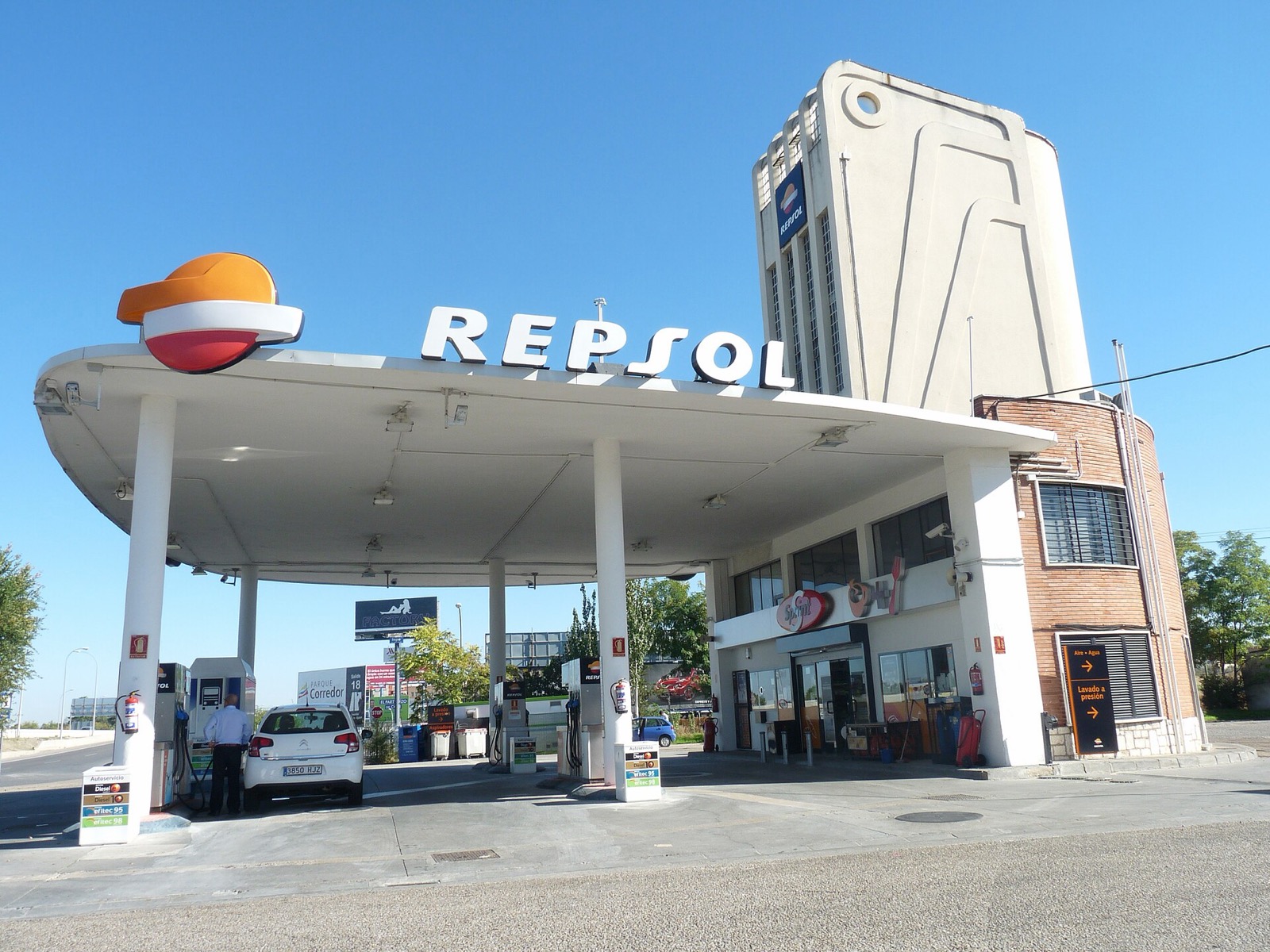 Gasolinera Repsol en la avenida de Aragón de Madrid, con su marquesina curva
