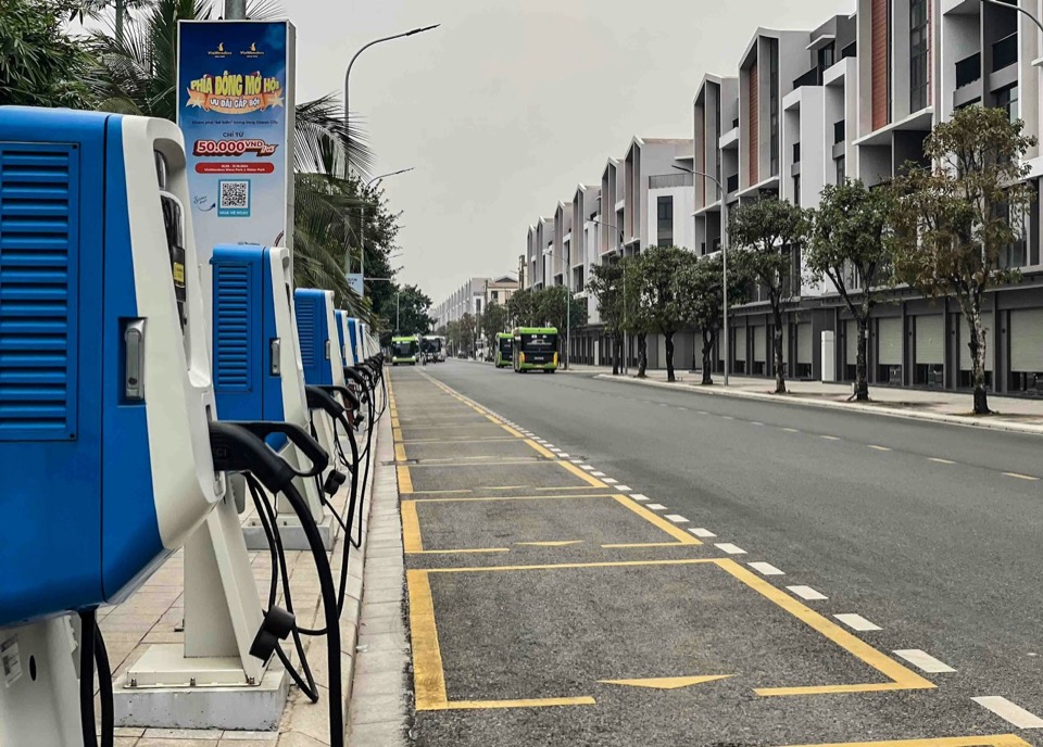 Hilera de postes de recarga para coches eléctricos en una calle