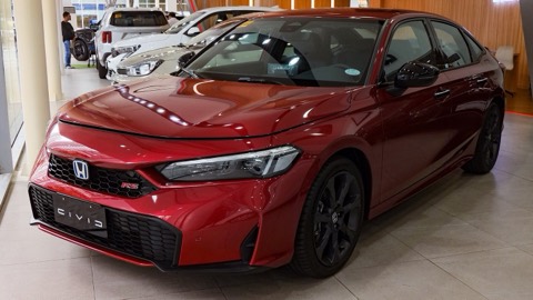 Honda Civic e:HEV rojo en una exposición, de tres cuartos delantero