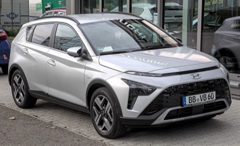 Hyundai Bayon plateado de tres cuartos delantero