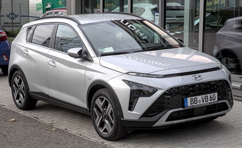 Hyundai Bayon plateado de tres cuartos delantero