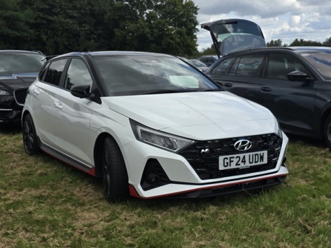 Hyundai i20 blanco de tres cuartos delantero
