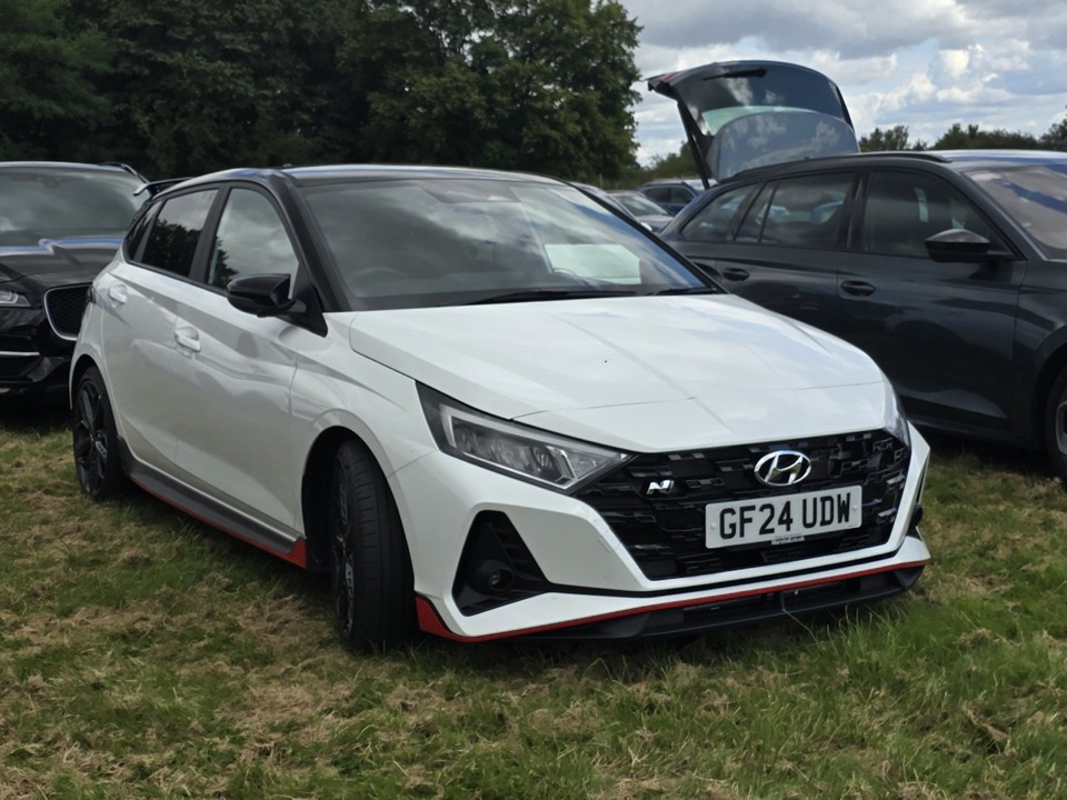 Hyundai i20 blanco de tres cuartos delantero