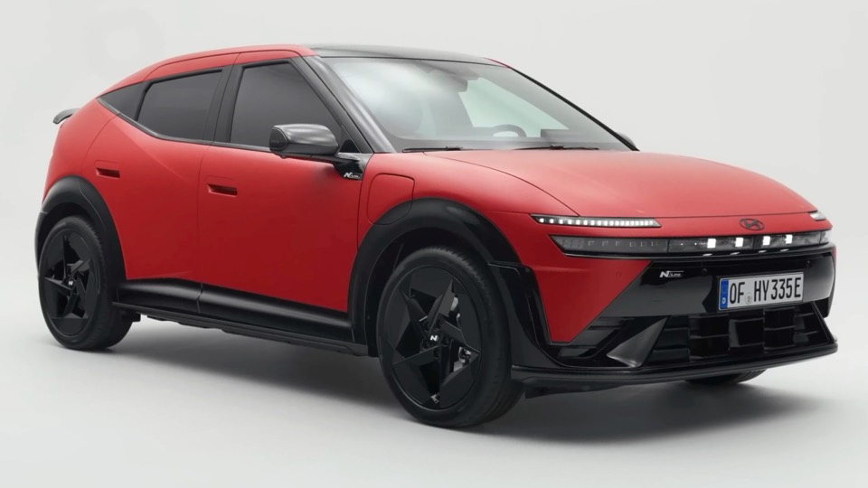 Hyundai Ioniq 3 rojo en acabado N Line visto de tres cuartos delantero