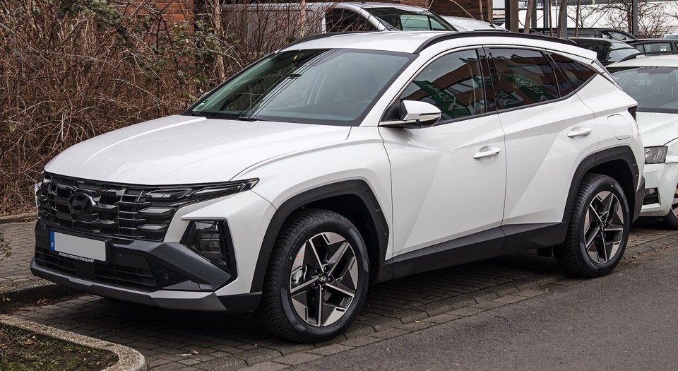 Hyundai Tucson blanco de tres cuartos delantero