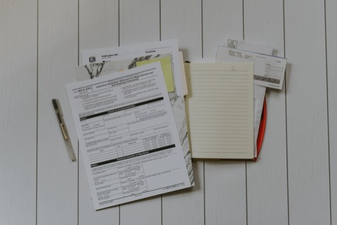 Impresos de impuestos y anotaciones sobre una mesa