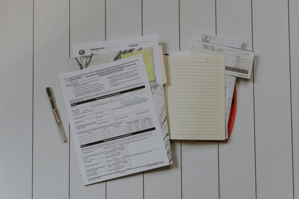 Impresos de impuestos y anotaciones sobre una mesa