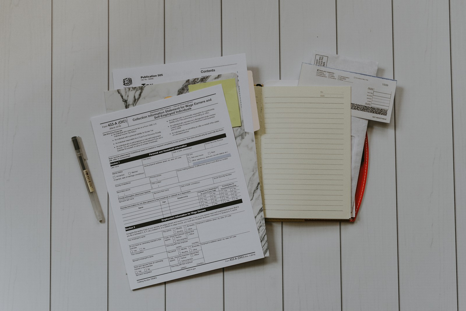 Impresos de impuestos y anotaciones sobre una mesa