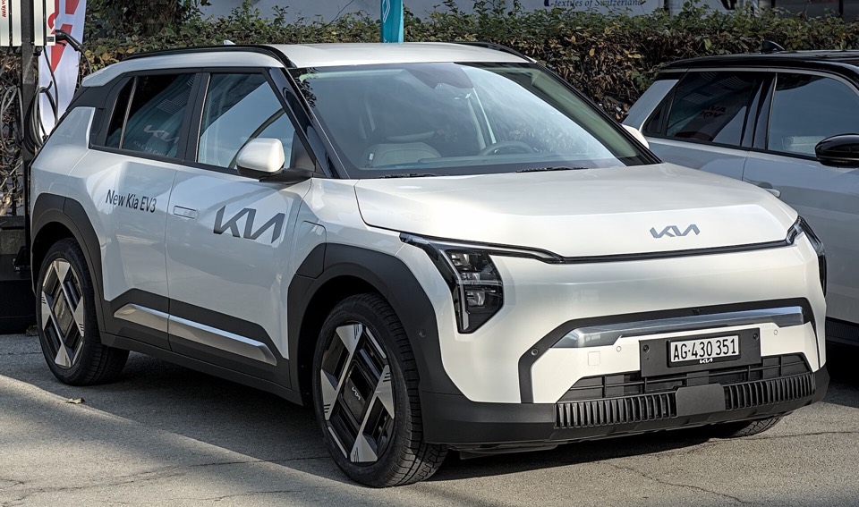 Kia EV3 eléctrico expuesto en un salón del automóvil