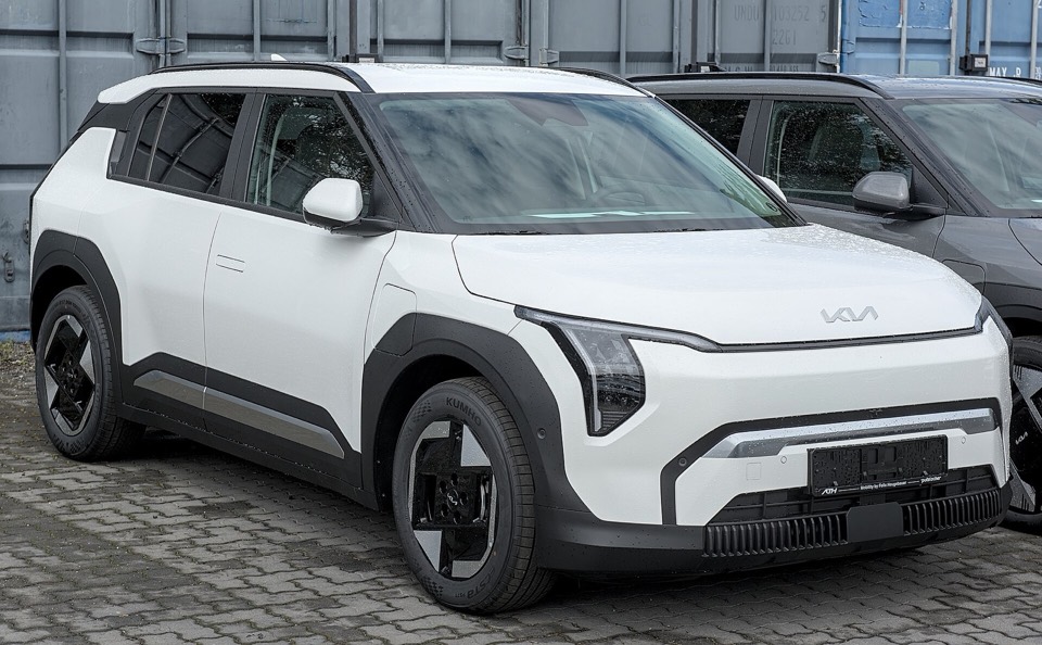 Kia EV3 blanco de tres cuartos delantero aparcado en la calle