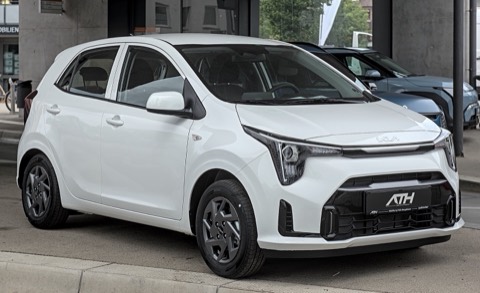 Kia Picanto blanco de tres cuartos delantero en una exposición al aire libre