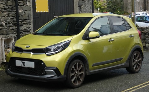 Kia Picanto X-Line verde lima de tres cuartos delantero