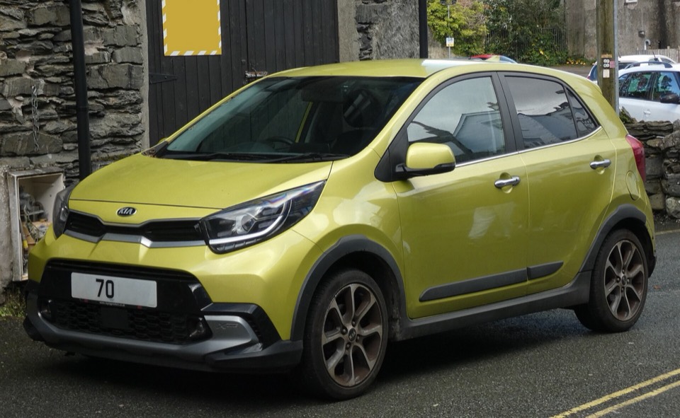 Kia Picanto X-Line verde lima de tres cuartos delantero