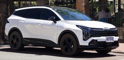 Kia Sportage actualizado, blanco, con acabado GT-Line, de tres cuartos delantero