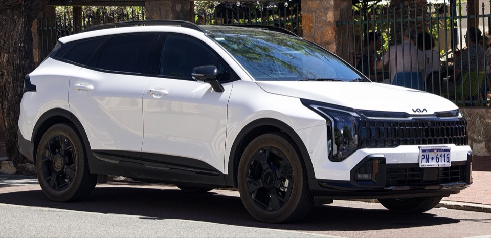 Kia Sportage actualizado, blanco, con acabado GT-Line, de tres cuartos delantero