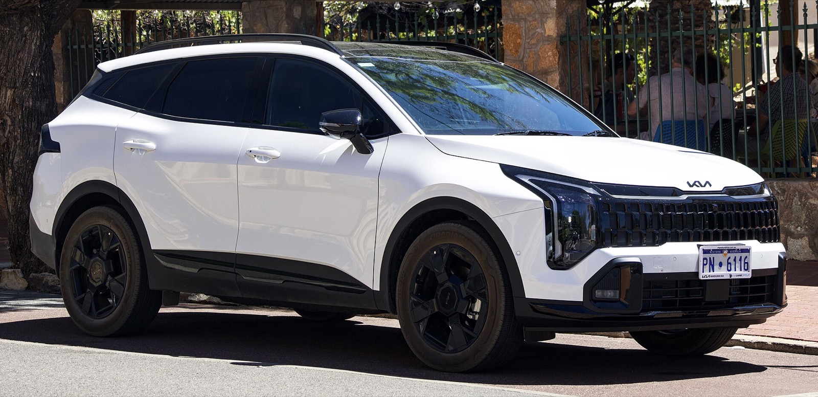 Kia Sportage blanco de tres cuartos delantero