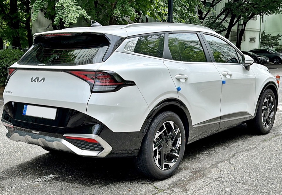 Kia Sportage blanco de tres cuartos trasero