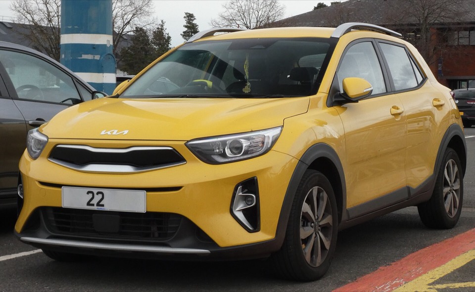 Kia Stonic amarillo de tres cuartos delantero