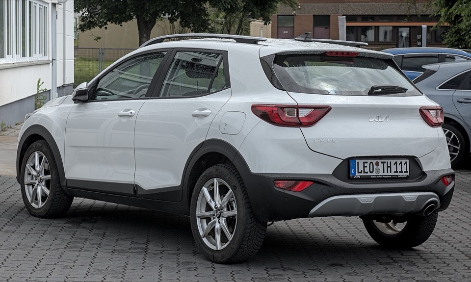 Kia Stonic blanco de tres cuartos traseros aparcado en la calle