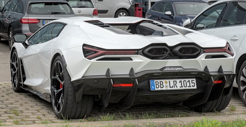 Lamborghini Revuelto, el V12 híbrido enchufable del que deriva el SV, de tres cuartos delantero
