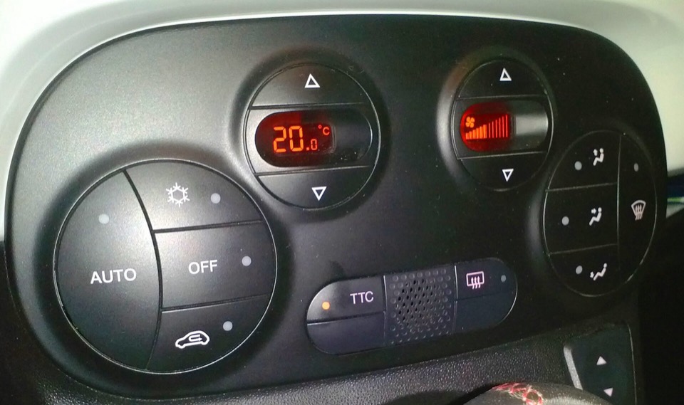 Mandos de la climatización automática de un coche con la temperatura fijada en 20 grados