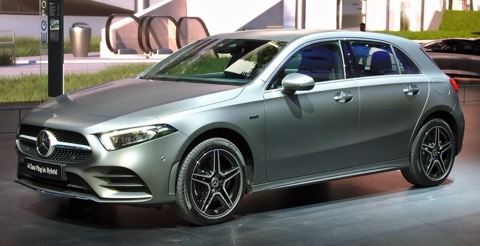 Mercedes Clase A W177 250e híbrido enchufable gris, de tres cuartos delantero