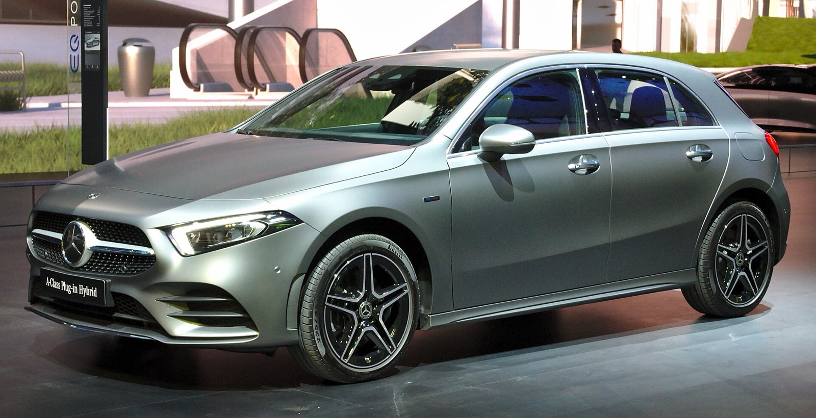 Mercedes Clase A W177 250e híbrido enchufable gris, de tres cuartos delantero