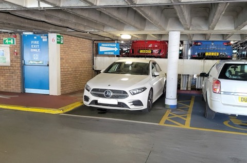 Mercedes Clase A W177 blanco aparcado en una planta de aparcamiento cubierto, junto a otros coches
