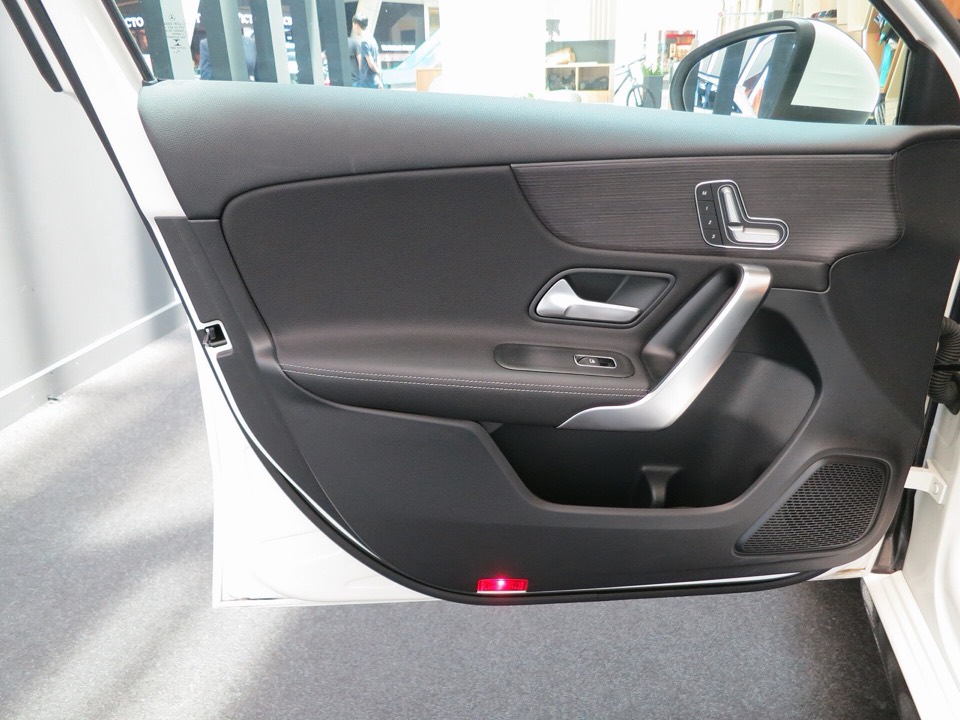 Panel interior de la puerta de un Mercedes Clase A W177 con los mandos de los asientos