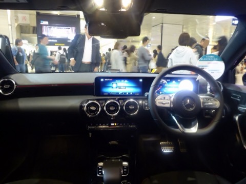 Puesto de conducción de un Mercedes Clase A W177 con las dos pantallas panorámicas encendidas