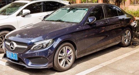 Mercedes Clase C W205 azul oscuro aparcado en la calle, con el polvo del uso diario