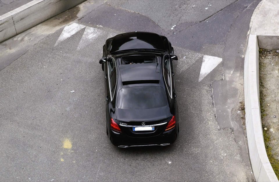 Vista cenital de un Mercedes Clase C W205 negro aparcado en una calle