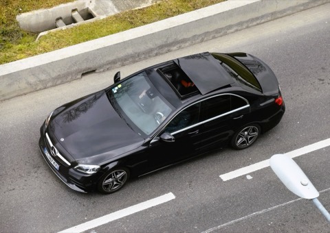 Mercedes Clase C W205 negro visto desde arriba circulando por una carretera