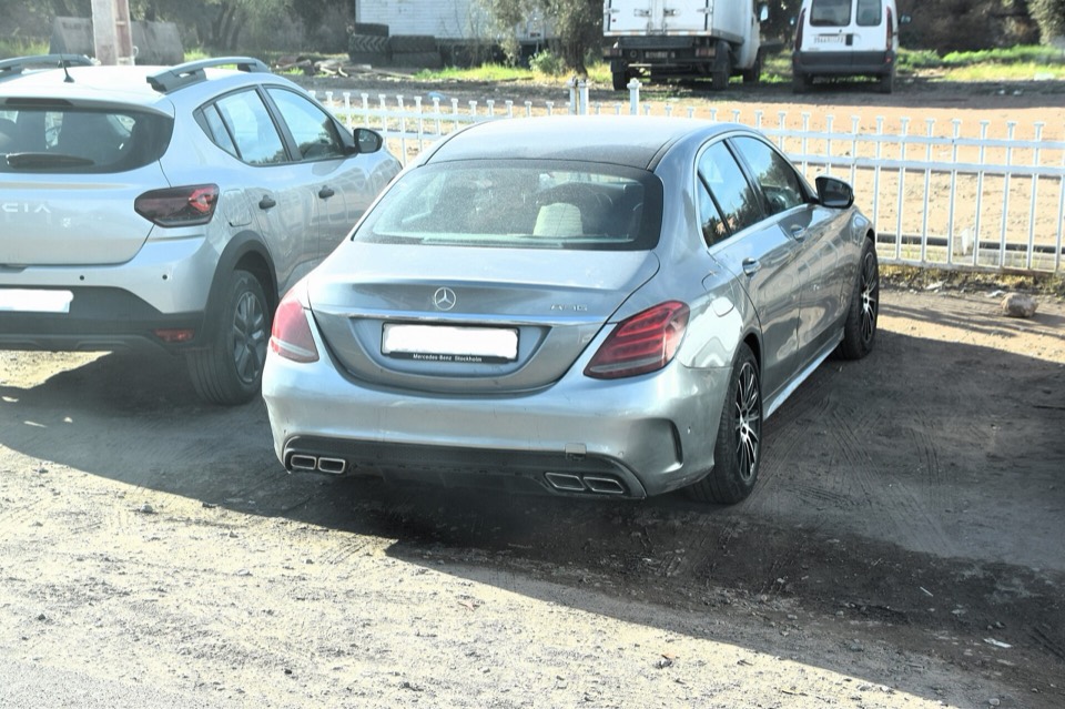 Mercedes Clase C W205 plateado de tres cuartos trasero, con las cuatro salidas de escape a la vista