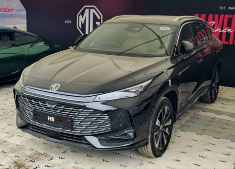 MG HS negro de tres cuartos delantero