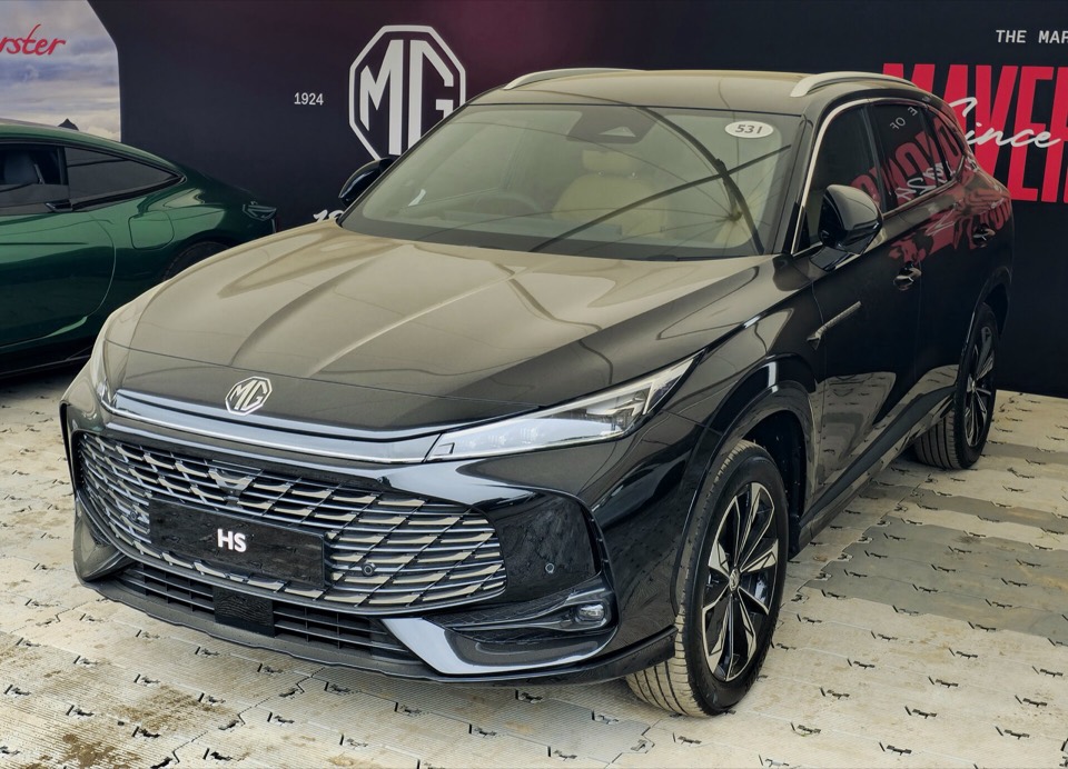 MG HS negro de tres cuartos delantero