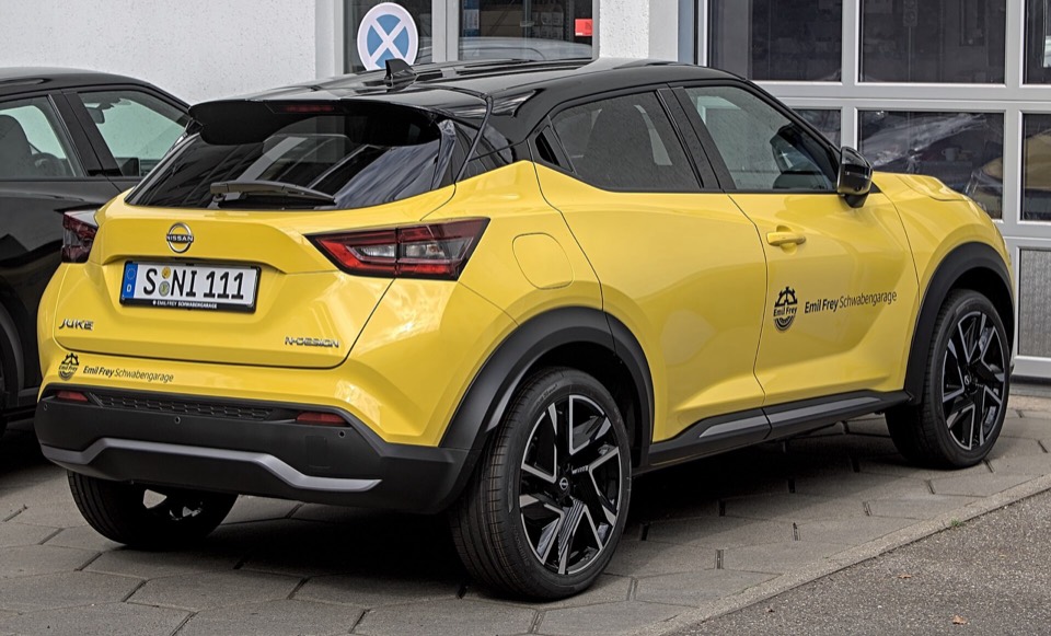 Nissan Juke amarillo de tres cuartos traseros aparcado en la calle