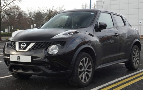 Nissan Juke negro de tres cuartos delantero