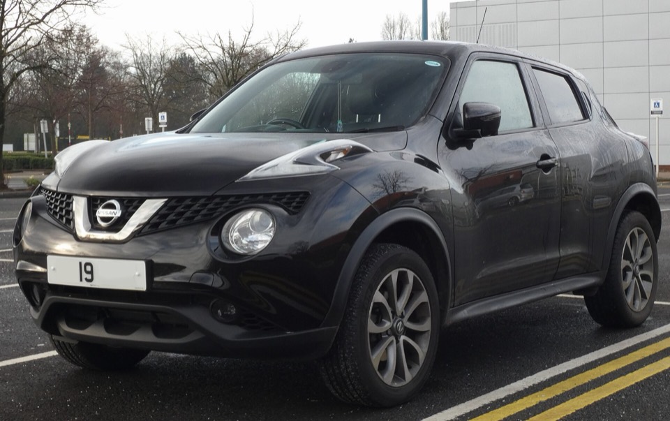 Nissan Juke negro de tres cuartos delantero
