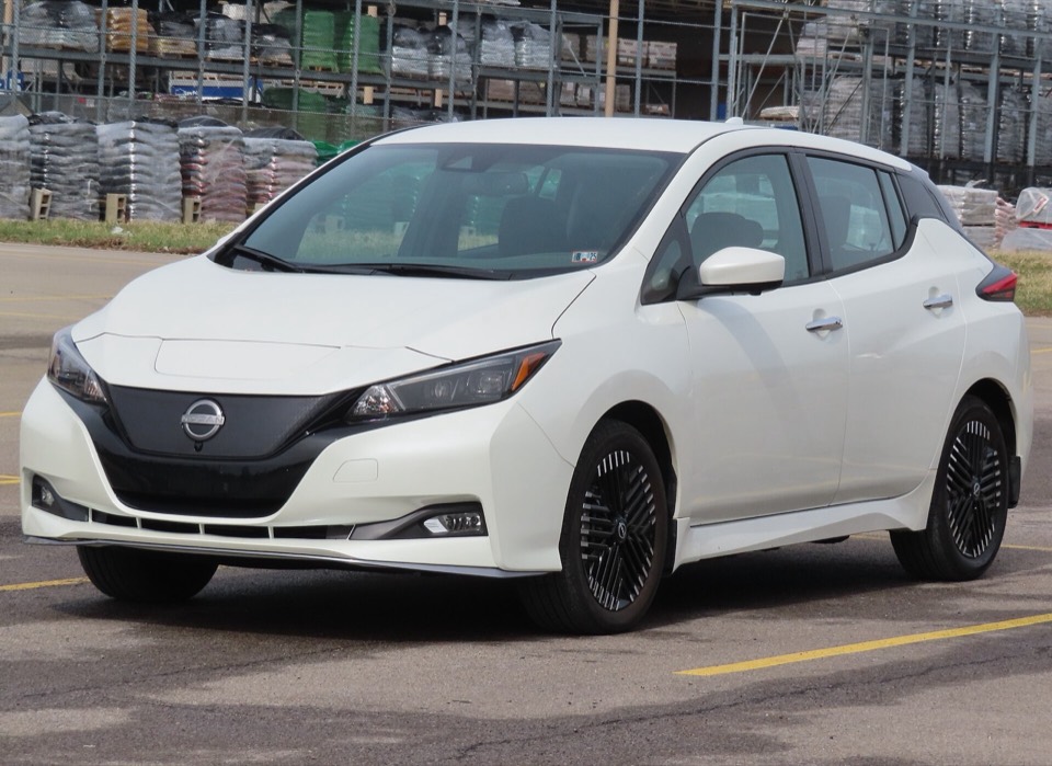 Nissan Leaf blanco de tres cuartos delantero